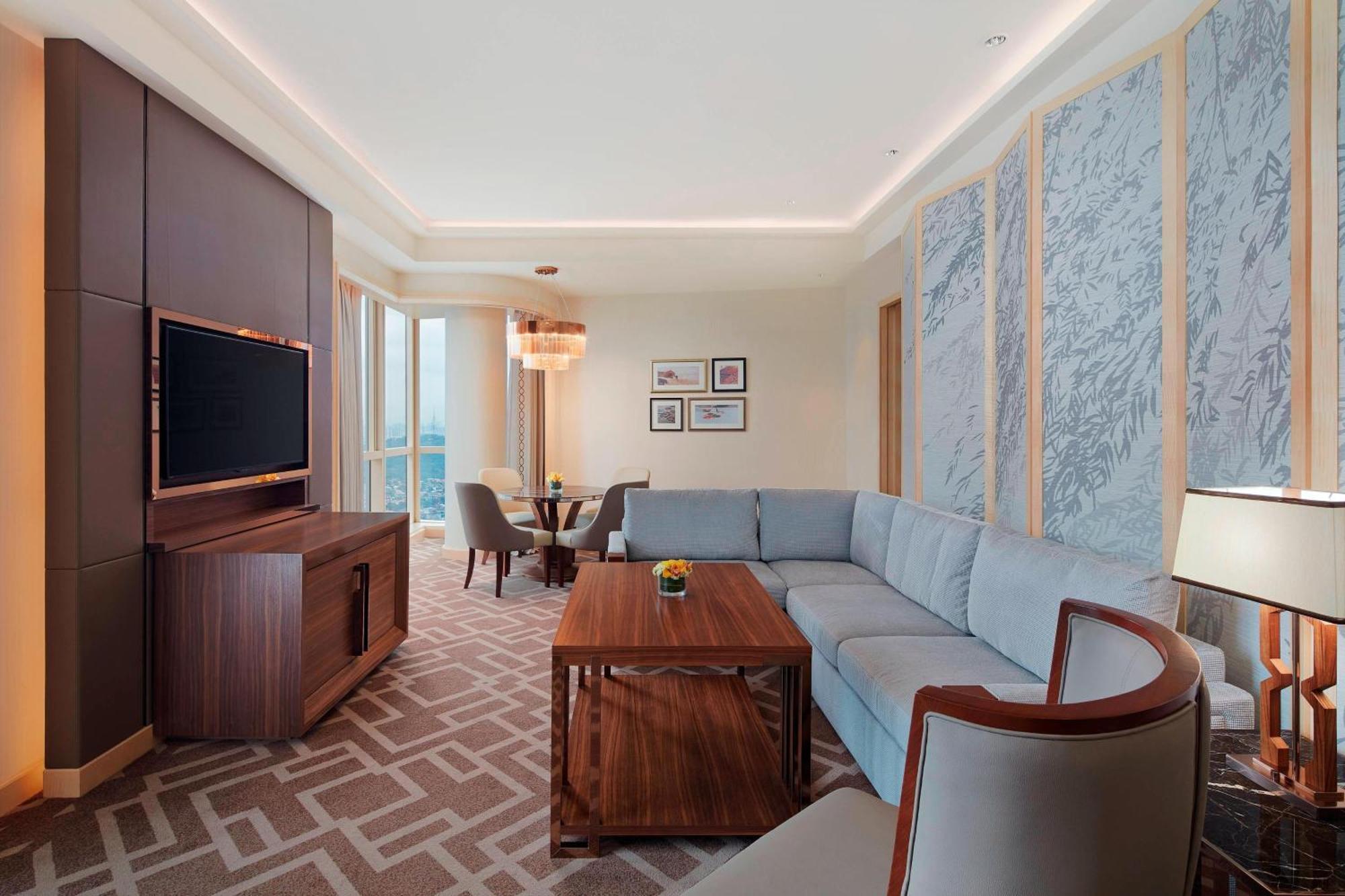 Sheraton Petaling Jaya Hotel Eksteriør bilde A living room in a suite at the hotel