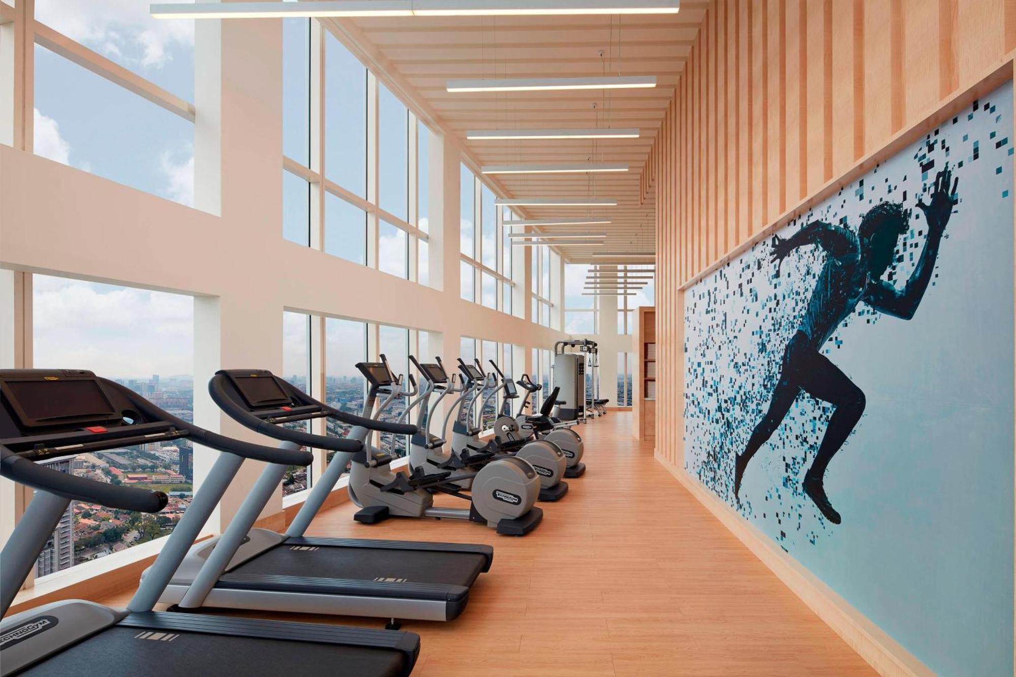 Sheraton Petaling Jaya Hotel Eksteriør bilde The gym at the 101 Tower